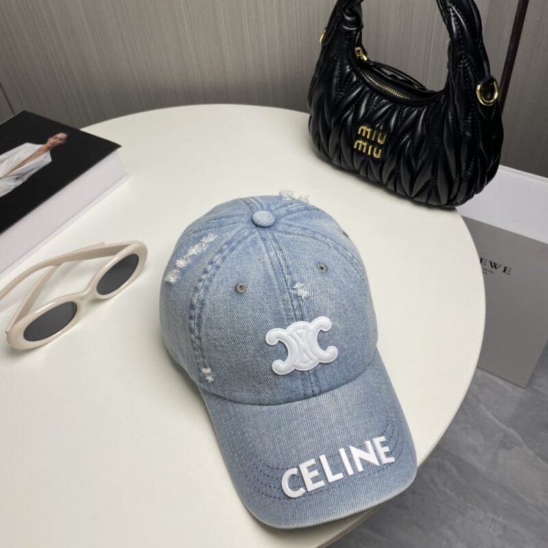 【AT2062】CELINEの新しいデニムベースボールキャップは、防塵バッグと一緒にお楽しみいただけます。街で着用する必須アイテムで、素晴らしいコーディネートが可能です。お早めにゲットしてください！