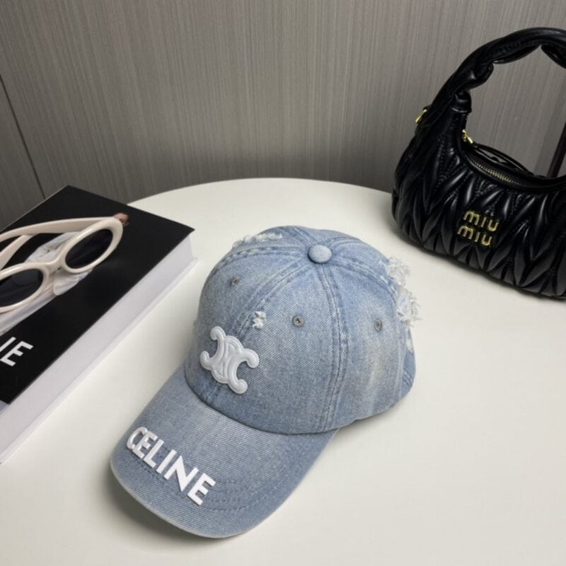 【AT2062】CELINEの新しいデニムベースボールキャップは、防塵バッグと一緒にお楽しみいただけます。街で着用する必須アイテムで、素晴らしいコーディネートが可能です。お早めにゲットしてください！