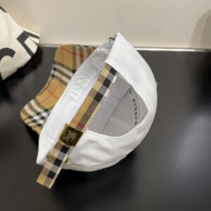 【AT2066】Burberry（バーバリー）のオリジナルの野球帽です。専門店で人気のある純綿裏地で、軽くて通気性が良いです。完璧なシルエットと工場での品質があり、男女どちらでも使えます！防塵袋が付属しています。