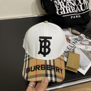 【AT2066】Burberry（バーバリー）のオリジナルの野球帽です。専門店で人気のある純綿裏地で、軽くて通気性が良いです。完璧なシルエットと工場での品質があり、男女どちらでも使えます！防塵袋が付属しています。