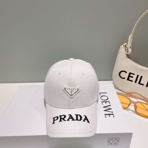 【AT2067】Prada この商品は防塵袋が付いています。【プラダ】の新しい春夏モデルの刺繍入りベースボールキャップです。新商品が入荷しましたので、早めに手に入れてください！