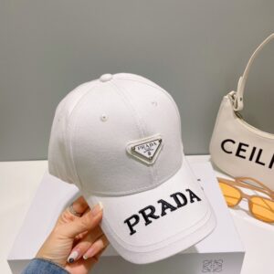 【AT2067】Prada この商品は防塵袋が付いています。【プラダ】の新しい春夏モデルの刺繍入りベースボールキャップです。新商品が入荷しましたので、早めに手に入れてください！