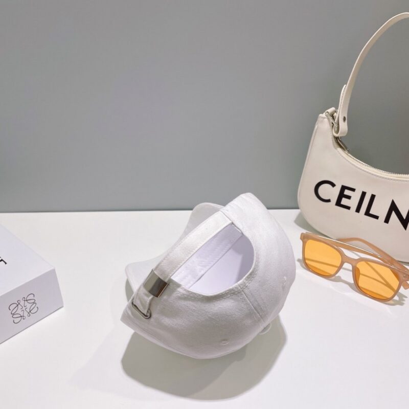 【AT2067】Prada この商品は防塵袋が付いています。【プラダ】の新しい春夏モデルの刺繍入りベースボールキャップです。新商品が入荷しましたので、早めに手に入れてください！