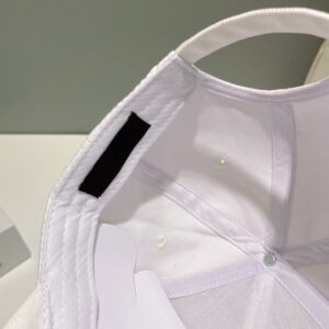 【AT2067】Prada この商品は防塵袋が付いています。【プラダ】の新しい春夏モデルの刺繍入りベースボールキャップです。新商品が入荷しましたので、早めに手に入れてください！