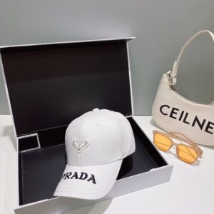 【AT2067】Prada この商品は防塵袋が付いています。【プラダ】の新しい春夏モデルの刺繍入りベースボールキャップです。新商品が入荷しましたので、早めに手に入れてください！