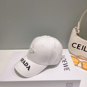 【AT2067】Prada この商品は防塵袋が付いています。【プラダ】の新しい春夏モデルの刺繍入りベースボールキャップです。新商品が入荷しましたので、早めに手に入れてください！