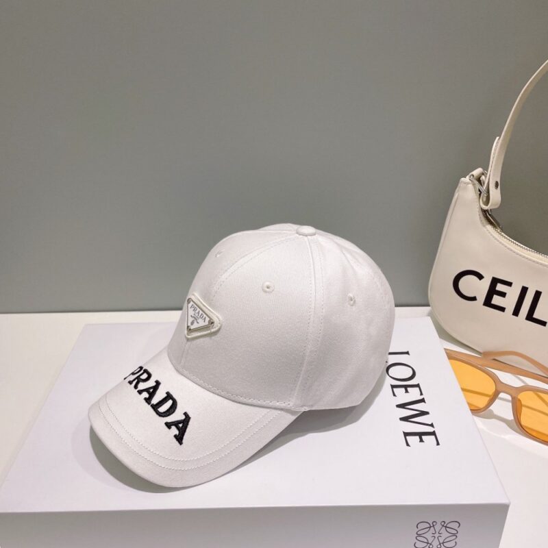 【AT2067】Prada この商品は防塵袋が付いています。【プラダ】の新しい春夏モデルの刺繍入りベースボールキャップです。新商品が入荷しましたので、早めに手に入れてください！