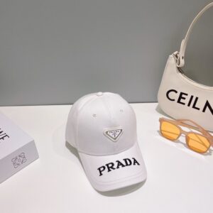 【AT2067】Prada この商品は防塵袋が付いています。【プラダ】の新しい春夏モデルの刺繍入りベースボールキャップです。新商品が入荷しましたので、早めに手に入れてください！