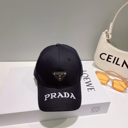 【AT2068】Prada この商品は、新しいプラダの春夏コレクションの刺繍入りキャップです。大手ブランドのアイテムで、とてもコーディネートしやすいです。お早めにお手に入れください！