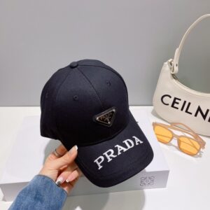 【AT2068】Prada この商品は、新しいプラダの春夏コレクションの刺繍入りキャップです。大手ブランドのアイテムで、とてもコーディネートしやすいです。お早めにお手に入れください！