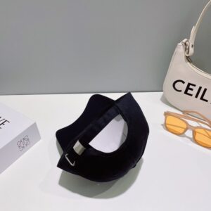 【AT2068】Prada この商品は、新しいプラダの春夏コレクションの刺繍入りキャップです。大手ブランドのアイテムで、とてもコーディネートしやすいです。お早めにお手に入れください！