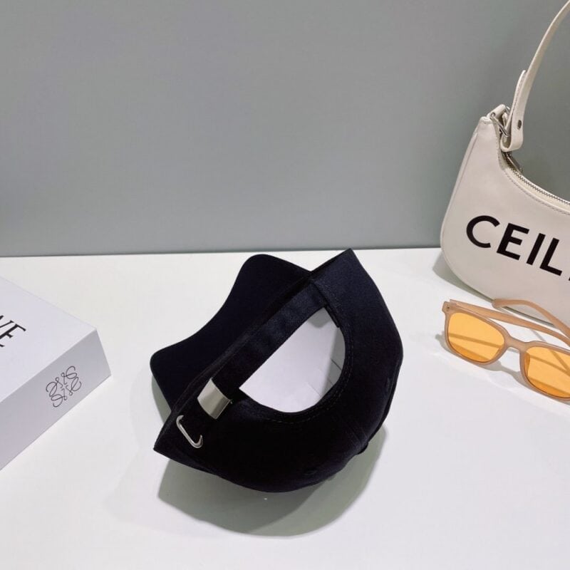 【AT2068】Prada この商品は、新しいプラダの春夏コレクションの刺繍入りキャップです。大手ブランドのアイテムで、とてもコーディネートしやすいです。お早めにお手に入れください！