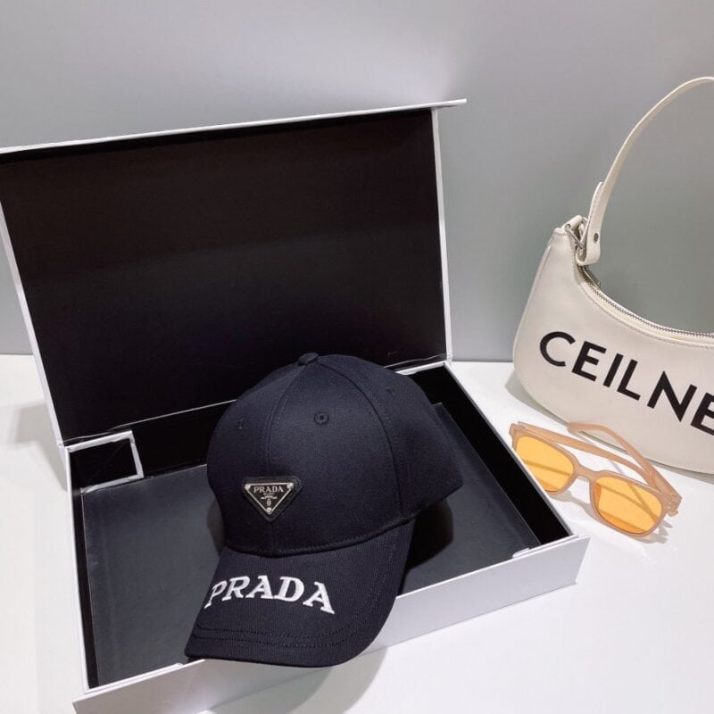 【AT2068】Prada この商品は、新しいプラダの春夏コレクションの刺繍入りキャップです。大手ブランドのアイテムで、とてもコーディネートしやすいです。お早めにお手に入れください！