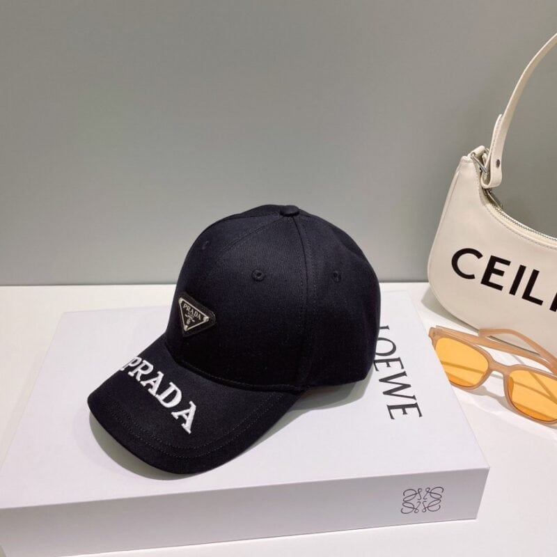 【AT2068】Prada この商品は、新しいプラダの春夏コレクションの刺繍入りキャップです。大手ブランドのアイテムで、とてもコーディネートしやすいです。お早めにお手に入れください！