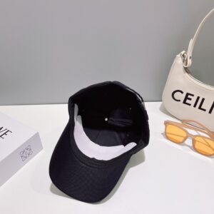【AT2068】Prada この商品は、新しいプラダの春夏コレクションの刺繍入りキャップです。大手ブランドのアイテムで、とてもコーディネートしやすいです。お早めにお手に入れください！