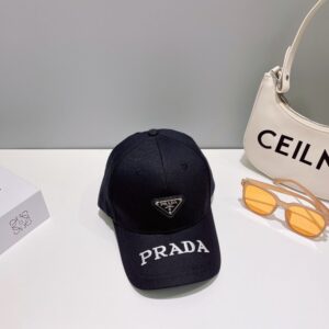 【AT2068】Prada この商品は、新しいプラダの春夏コレクションの刺繍入りキャップです。大手ブランドのアイテムで、とてもコーディネートしやすいです。お早めにお手に入れください！