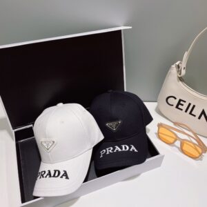 【AT2068】Prada この商品は、新しいプラダの春夏コレクションの刺繍入りキャップです。大手ブランドのアイテムで、とてもコーディネートしやすいです。お早めにお手に入れください！