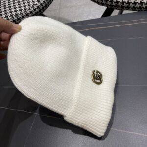 【AT2082】GUCCIのファッショナブルなフレンチスタイルの羊毛ニット帽子は、冬の暖かさを提供するために設計されています。モダンなストライプ柄のニット帽子。