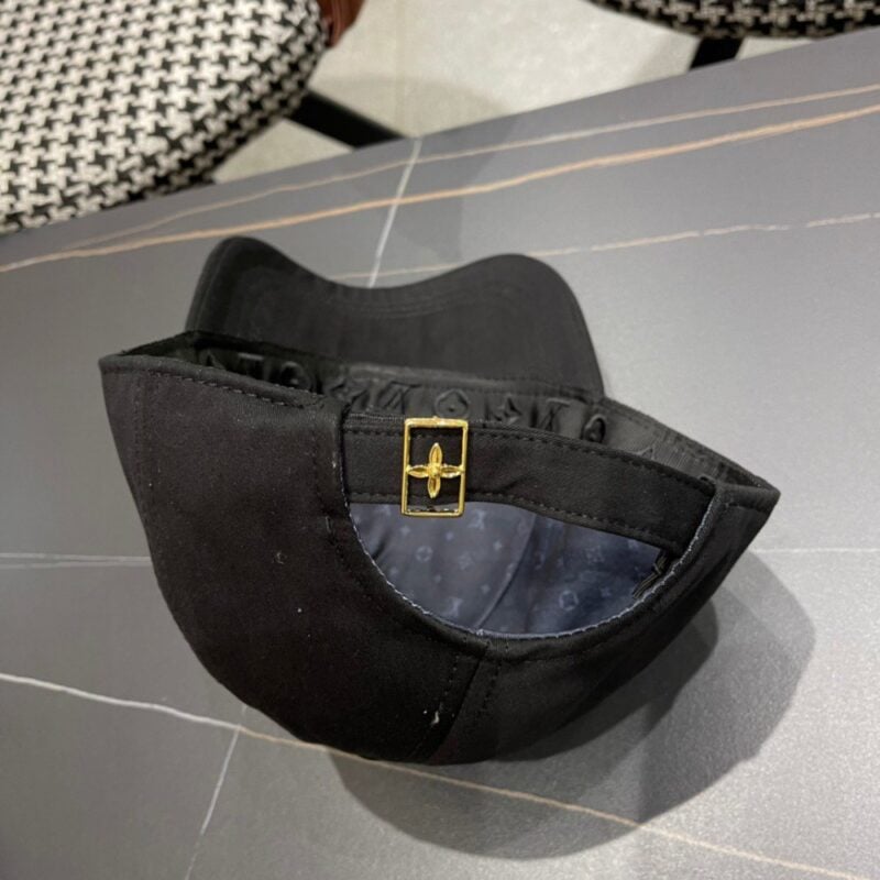 【AT2084】Louis Vuitton LV ルイ・ヴィトンの新しいLVベースボールキャップは、重い素材で作られており、男女問わず使える万能アイテムです！たくさん使えます！