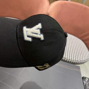 【AT2084】Louis Vuitton LV ルイ・ヴィトンの新しいLVベースボールキャップは、重い素材で作られており、男女問わず使える万能アイテムです！たくさん使えます！