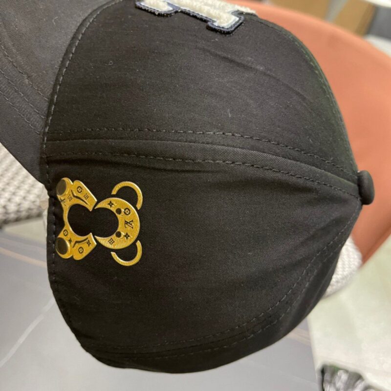 【AT2084】Louis Vuitton LV ルイ・ヴィトンの新しいLVベースボールキャップは、重い素材で作られており、男女問わず使える万能アイテムです！たくさん使えます！