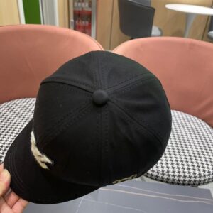 【AT2084】Louis Vuitton LV ルイ・ヴィトンの新しいLVベースボールキャップは、重い素材で作られており、男女問わず使える万能アイテムです！たくさん使えます！
