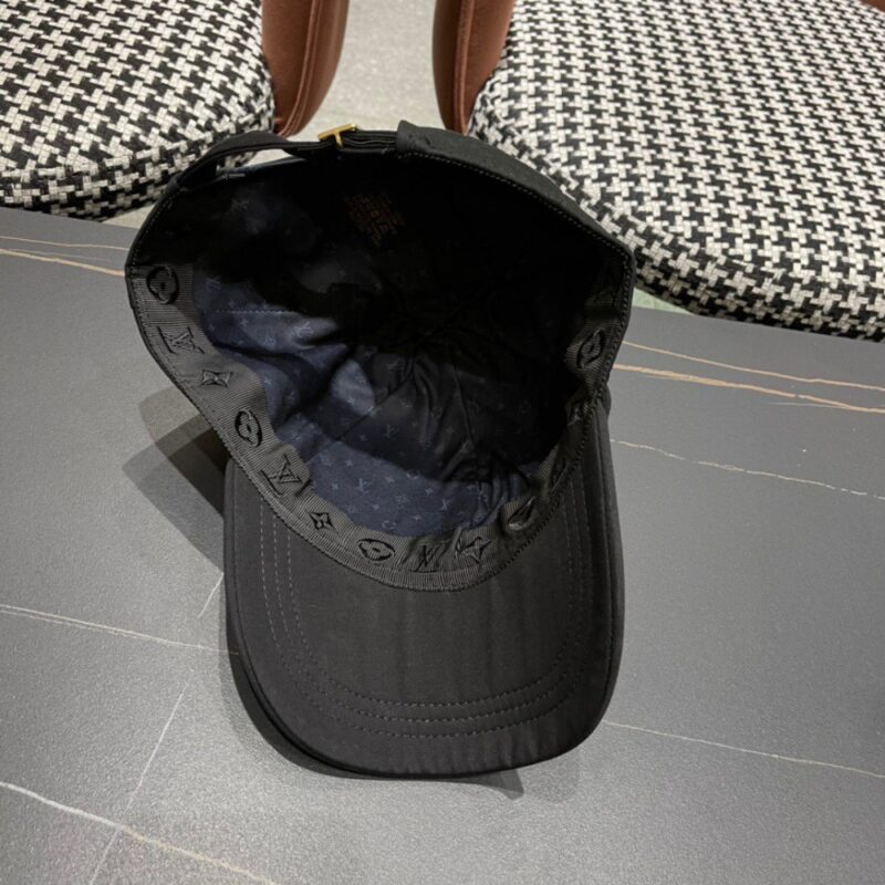 【AT2084】Louis Vuitton LV ルイ・ヴィトンの新しいLVベースボールキャップは、重い素材で作られており、男女問わず使える万能アイテムです！たくさん使えます！
