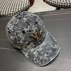 【AT2087】Louis Vuitton LVのクラシックベースボールキャップは非常にクラシックであり、レトロな魅力があり、四季を通じて使用でき、外出時に必要不可欠で、顔を小さく見せます。