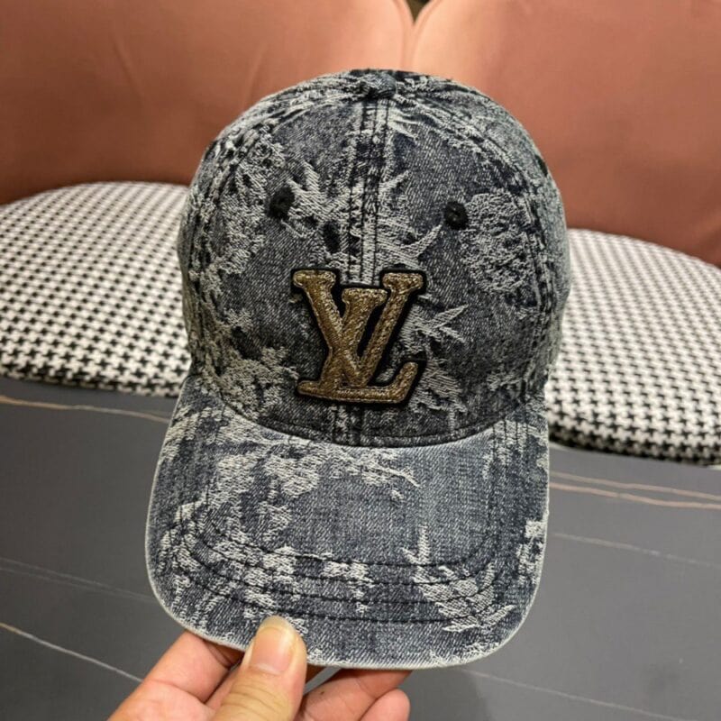 【AT2087】Louis Vuitton LVのクラシックベースボールキャップは非常にクラシックであり、レトロな魅力があり、四季を通じて使用でき、外出時に必要不可欠で、顔を小さく見せます。