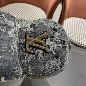 【AT2087】Louis Vuitton LVのクラシックベースボールキャップは非常にクラシックであり、レトロな魅力があり、四季を通じて使用でき、外出時に必要不可欠で、顔を小さく見せます。