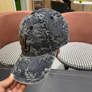 【AT2087】Louis Vuitton LVのクラシックベースボールキャップは非常にクラシックであり、レトロな魅力があり、四季を通じて使用でき、外出時に必要不可欠で、顔を小さく見せます。