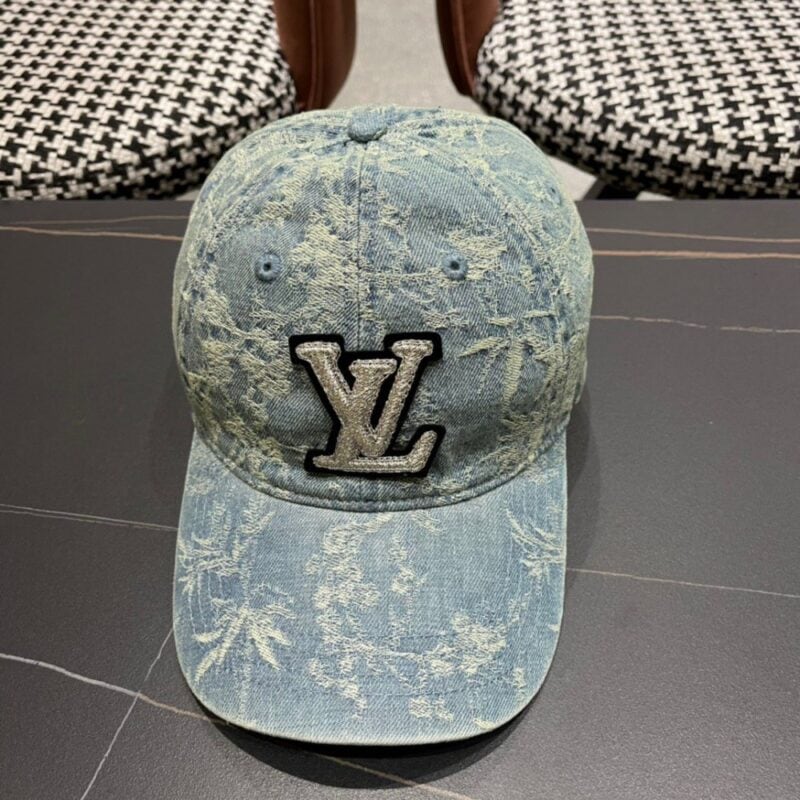 【AT2088】Louis Vuitton LV のクラシックな野球帽は非常にクラシックであり、流行のレトロな魅力があり、四季を通して使用できるので、外出時には必需品です。顔を小さく見せてくれるので、とても人気があります。