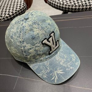 【AT2088】Louis Vuitton LV のクラシックな野球帽は非常にクラシックであり、流行のレトロな魅力があり、四季を通して使用できるので、外出時には必需品です。顔を小さく見せてくれるので、とても人気があります。