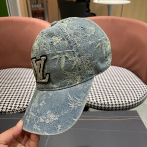 【AT2088】Louis Vuitton LV のクラシックな野球帽は非常にクラシックであり、流行のレトロな魅力があり、四季を通して使用できるので、外出時には必需品です。顔を小さく見せてくれるので、とても人気があります。