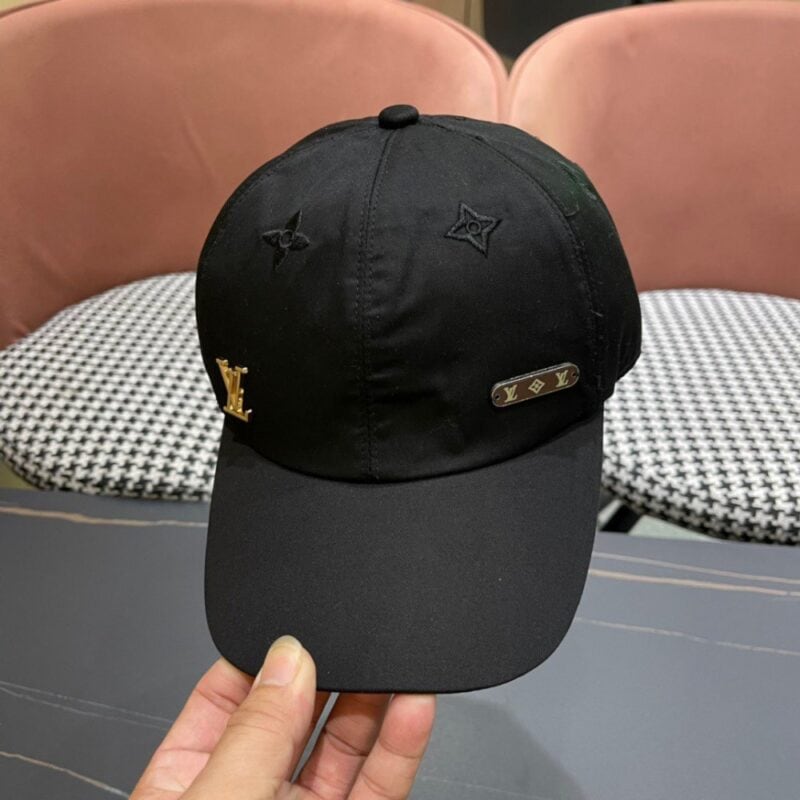 【AT2089】Louis Vuitton LV ルイ・ヴィトンのキャップ😍LV、シンプルで洗練された ベースボールキャップ🧢、個性的で精巧な刺繍デザイン、帽子の上部はまさに手に入れる価値があります。