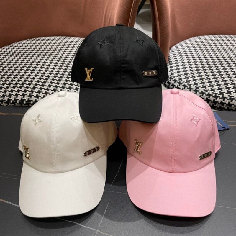 【AT2090】ルイ・ヴィトン（Louis Vuitton）😍LVのベースボールキャップ🧢、シンプルで上品、個性的で洗練された刺繍デザイン。帽子の上部は絶対に手に入れる価値があります。