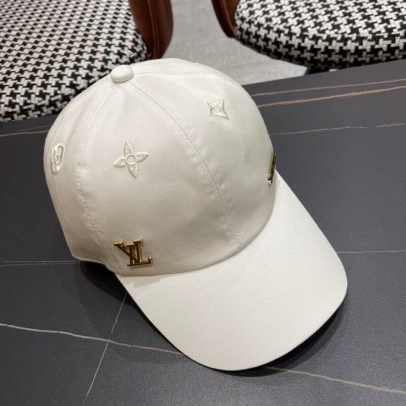 【AT2090】ルイ・ヴィトン（Louis Vuitton）😍LVのベースボールキャップ🧢、シンプルで上品、個性的で洗練された刺繍デザイン。帽子の上部は絶対に手に入れる価値があります。