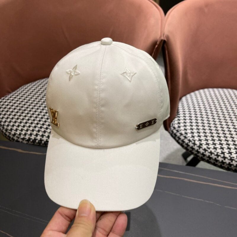 【AT2090】ルイ・ヴィトン（Louis Vuitton）😍LVのベースボールキャップ🧢、シンプルで上品、個性的で洗練された刺繍デザイン。帽子の上部は絶対に手に入れる価値があります。