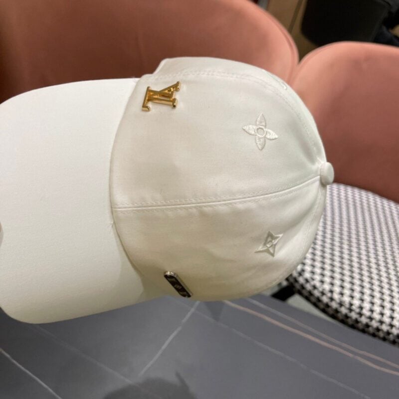 【AT2090】ルイ・ヴィトン（Louis Vuitton）😍LVのベースボールキャップ🧢、シンプルで上品、個性的で洗練された刺繍デザイン。帽子の上部は絶対に手に入れる価値があります。
