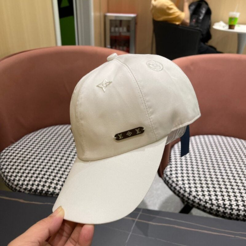 【AT2090】ルイ・ヴィトン（Louis Vuitton）😍LVのベースボールキャップ🧢、シンプルで上品、個性的で洗練された刺繍デザイン。帽子の上部は絶対に手に入れる価値があります。