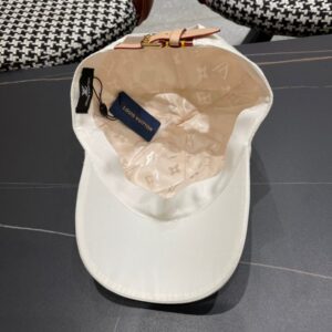 【AT2090】ルイ・ヴィトン（Louis Vuitton）😍LVのベースボールキャップ🧢、シンプルで上品、個性的で洗練された刺繍デザイン。帽子の上部は絶対に手に入れる価値があります。