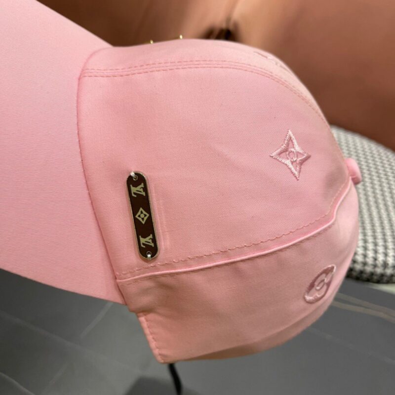 【AT2091】Louis Vuitton LV ルイ・ヴィトンのキャップ😍LV、シンプルで洗練されており、個性的なエンボイダリーデザインが施されています。キャップの上には絶対に手に入れる価値があります。