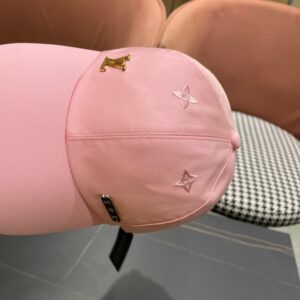 【AT2091】Louis Vuitton LV ルイ・ヴィトンのキャップ😍LV、シンプルで洗練されており、個性的なエンボイダリーデザインが施されています。キャップの上には絶対に手に入れる価値があります。