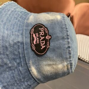【AT2108】Prada 2024プラダデニムフィッシャーマンハットウォッシュデニムカラー、ランウェイと同じ、柔らかく快適な素材でコーディネートしやすく、カジュアルなデザイン、目を閉じて購入してください！
