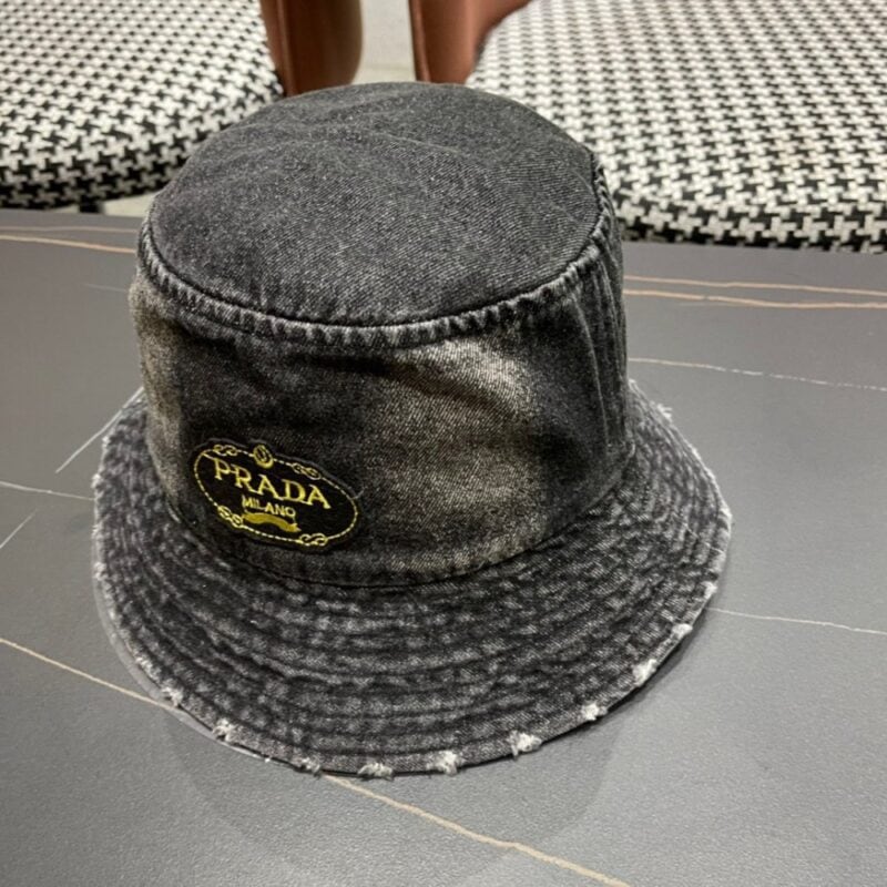 【AT2109】Prada プラダ2024年のデニムフィッシャーマンハットは、ウォッシュデニムのカラーで、ランウェイモデルと同じデザインです。柔らかく快適な素材で、カジュアルなデザインはどんな服装にも合わせやすいです。目をつぶって買いましょう！