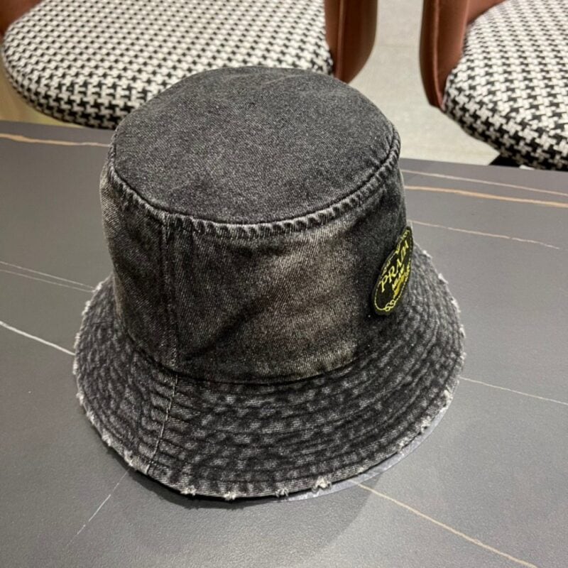 【AT2109】Prada プラダ2024年のデニムフィッシャーマンハットは、ウォッシュデニムのカラーで、ランウェイモデルと同じデザインです。柔らかく快適な素材で、カジュアルなデザインはどんな服装にも合わせやすいです。目をつぶって買いましょう！