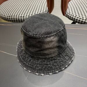 【AT2109】Prada プラダ2024年のデニムフィッシャーマンハットは、ウォッシュデニムのカラーで、ランウェイモデルと同じデザインです。柔らかく快適な素材で、カジュアルなデザインはどんな服装にも合わせやすいです。目をつぶって買いましょう！