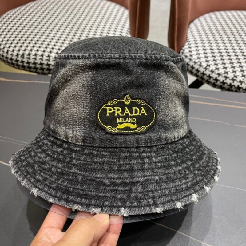 【AT2109】Prada プラダ2024年のデニムフィッシャーマンハットは、ウォッシュデニムのカラーで、ランウェイモデルと同じデザインです。柔らかく快適な素材で、カジュアルなデザインはどんな服装にも合わせやすいです。目をつぶって買いましょう！