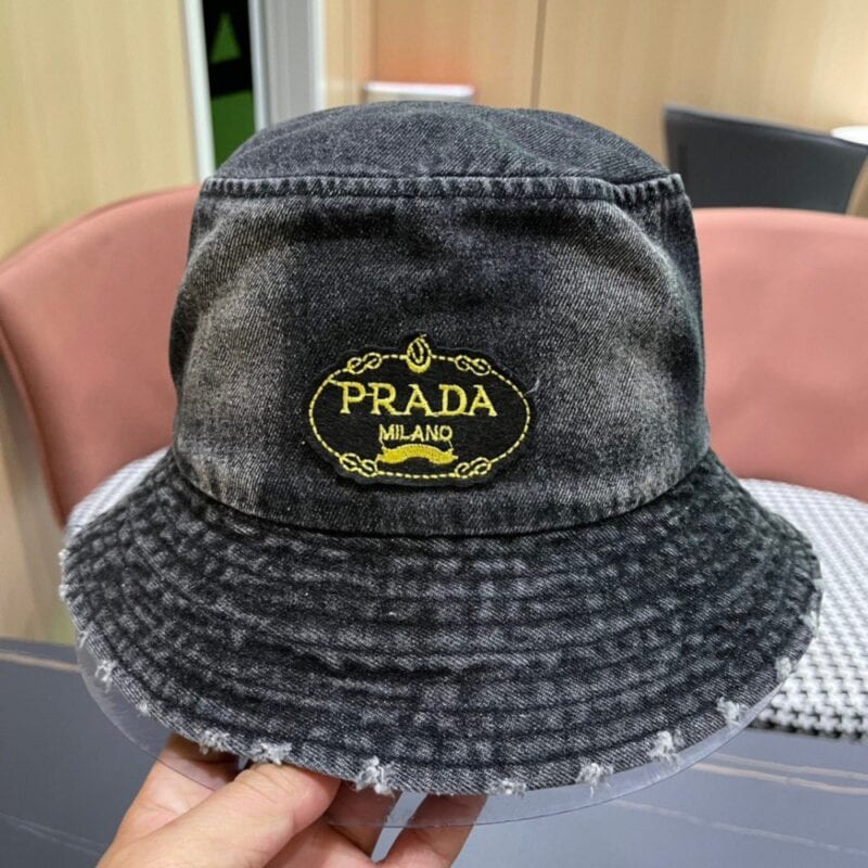 【AT2109】Prada プラダ2024年のデニムフィッシャーマンハットは、ウォッシュデニムのカラーで、ランウェイモデルと同じデザインです。柔らかく快適な素材で、カジュアルなデザインはどんな服装にも合わせやすいです。目をつぶって買いましょう！
