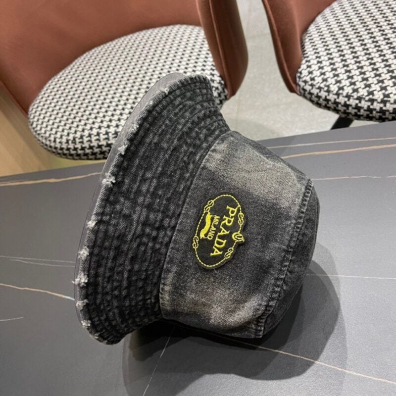 【AT2109】Prada プラダ2024年のデニムフィッシャーマンハットは、ウォッシュデニムのカラーで、ランウェイモデルと同じデザインです。柔らかく快適な素材で、カジュアルなデザインはどんな服装にも合わせやすいです。目をつぶって買いましょう！